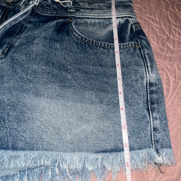 Flamingo Wash Button Fly Raw Hem Mid Rise Denim Shorts - Picture 4 of 7
